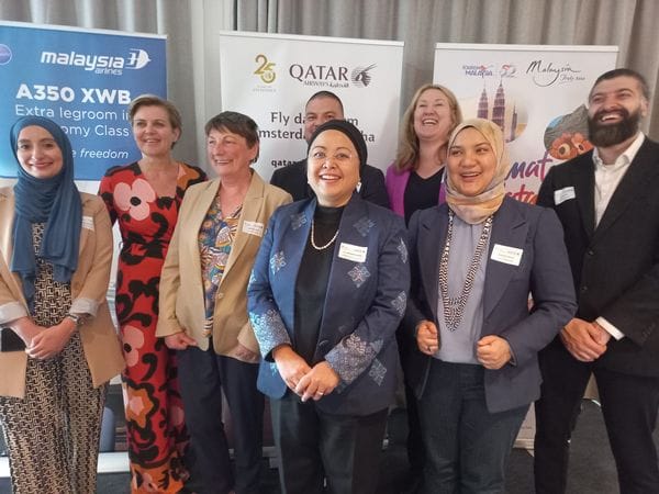 Ambassadeur Nadzirah Osman met het team van Qatar Airways, Aviareps en Tourism Malaysia