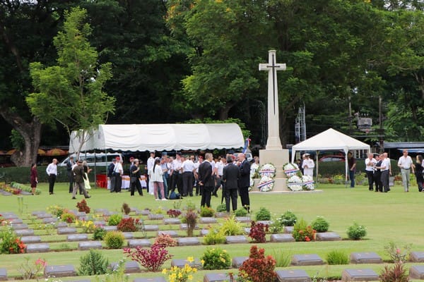 Allied War Cemetery, met graven en kransen bij het stenen kruis