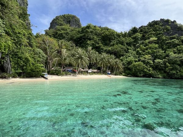 Een lokaal bewoond strandje op Palawan