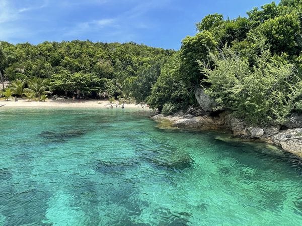 Een strand in de ongerepte Bicol regio