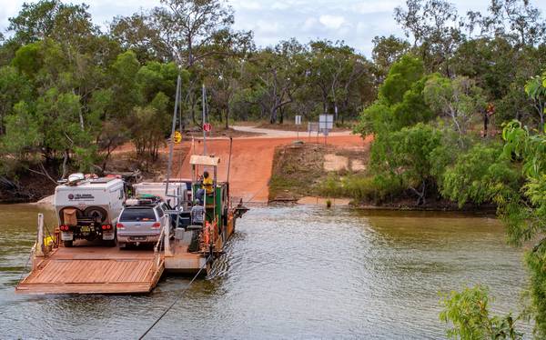 De-ferry-over-de-Jardine-River-Cape-York-de-Top-van-Australie-Foto-Shutterstock