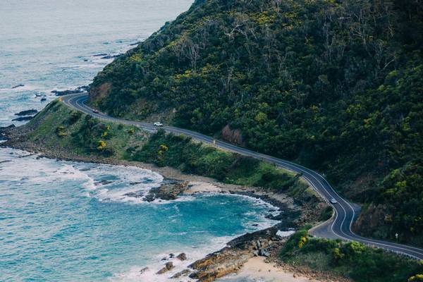 Prachtige weg langs de kust - Foto Weyne Yew, Unsplash