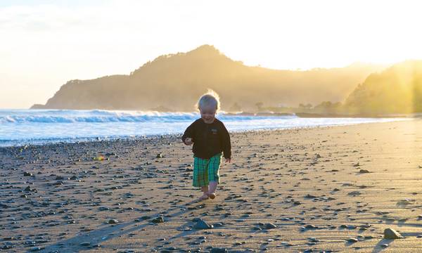 Spelen op het strand bij Coromandel - Foto TravelEssence