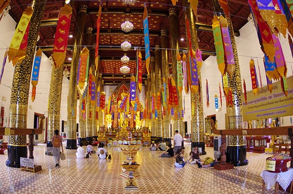 Kleurrijke gebedshal van Wat Chedi Luang in Thailand