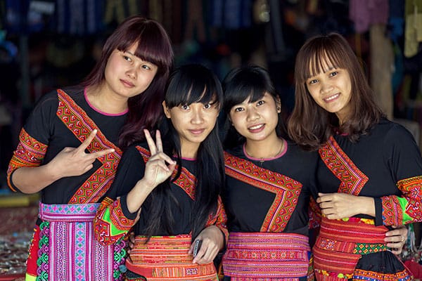 Jonge H’mong-vrouwen in originele kledij bij Mai Châu, Vietnam