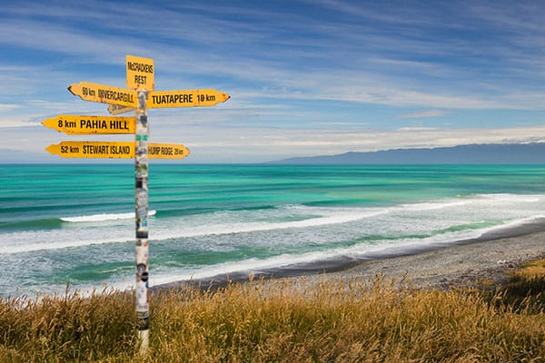 De iconische wegwijzer van McCracken’s Rest langs Western Southland