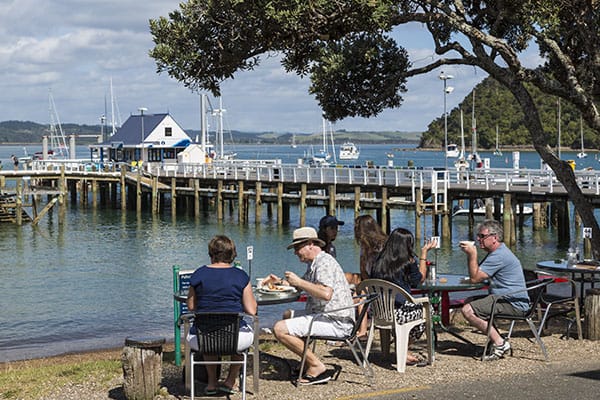 Een vorkje prikken bij de pier in Russell, Bay of Islands