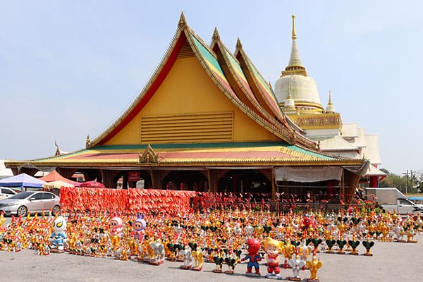 Hanen én superhelden bij Wat Chedi Ai Ka, provincie Nakhon Si Thammarat, Thailand